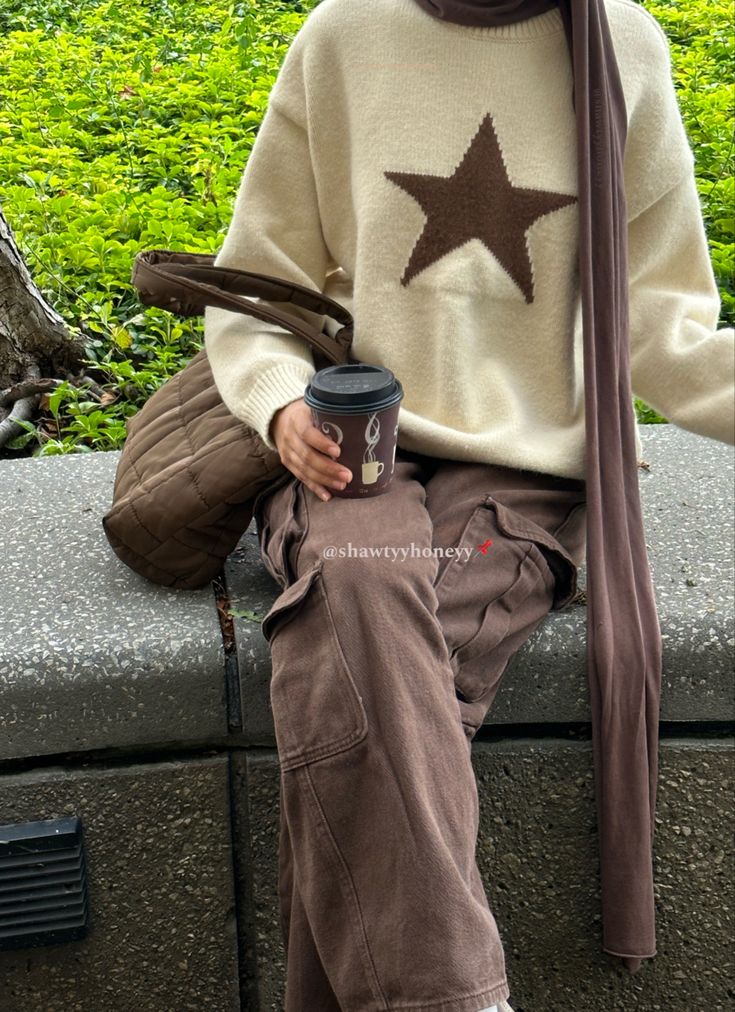 #star #sweater #brown #fall #outfit #aesthetic #inspo #stargirl #modest #hijabi #hijab #streetwear #streetfashion #cargopants #oversized #pufferbag #jerseyhijab #unifits #university #college #student  #coffe #tea #hotchocolate  #beigeaesthetic #cream #cleangirl #cleangirlaesthetic #neutral #casual #photography #ootd #dresstoimpress #itgirl #itgirlfashion #itgirlstyle Brown Outfit Aesthetic Hijab, Brown And Cream Outfit, Brown Outfit Hijab, Hijabi Fall Outfits, Sweater Outfits Hijab, Brown Hijab Outfit, Streetwear Hijab, Brown Outfit Aesthetic, Brown Hijab