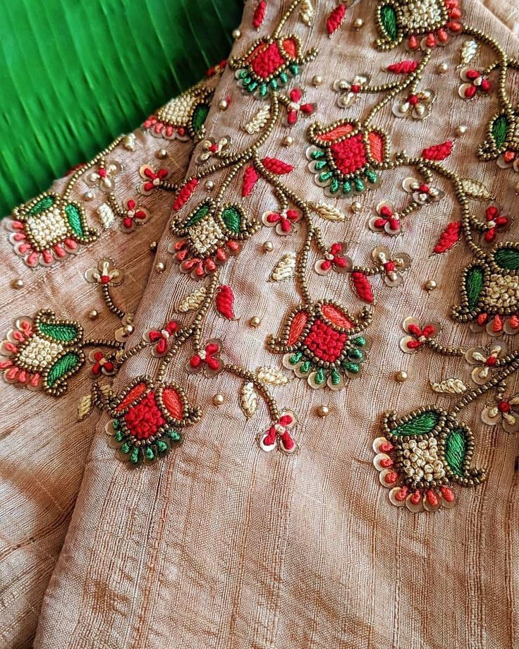 Work Blouse Hand Designs, Blouse Designs Aari Work, Symmetric Pattern, Blouse Maggam Work, Maggam Work Blouse, Latest Blouse Designs Pattern, Traditional Blouse Designs, Cutwork Blouse Designs, Simple Embroidery Designs