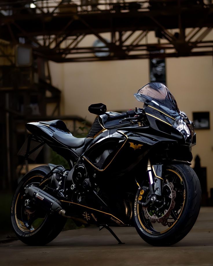 a black motorcycle parked in front of a building