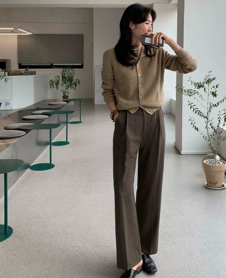 Asian College Outfits, Semi Casual Office Outfits Women, How To Take Outfit Pictures, Business Casual Outfits Hijab, Cozy Business Casual Outfits, Beige Trousers Outfit Casual, Korean Office Outfits Women, Korean Business Fashion, Study Fits