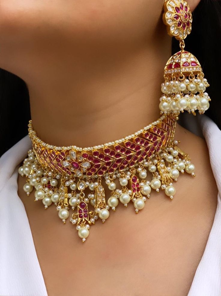 High Quality Ruby Red Kundan White Pearl Choker Necklace Set with jhumka's/Sabyasachi Inspired Jewelry Set/South Indian Kundan Set Is Inspired By Sabyasachi Wedding Kundan jewelry Such intricate detailing in this Inspired Heritage Royal Set with Green Emerald setting stones and Flawless Polki and Diamond work. This set will surely make heads turn .. Finest Kundan work . *Necklace length can be adjusted thorough Dori/cord on the back. Highest quality and best craftsmanship Earrings have Pushbacks Necklace Has adjustable Dori Customized orders takes 3 to 4 weeks, depending on piece requirements. Creative Khandelwal Jewelry pieces can be customized in accordance with your requirement. Please Email or What's app on : +91 9799771797 / khandelwaljewlry01@gmail.com Indian Wedding Jewelry Sets Brides, White Pearl Necklace Indian, Sabyasachi Wedding, Choker Necklace Indian, Punjabi Jewelry, Indian Choker Necklace, Indian Wedding Jewelry Sets, Bride Jewelry Set, Mala Jewelry