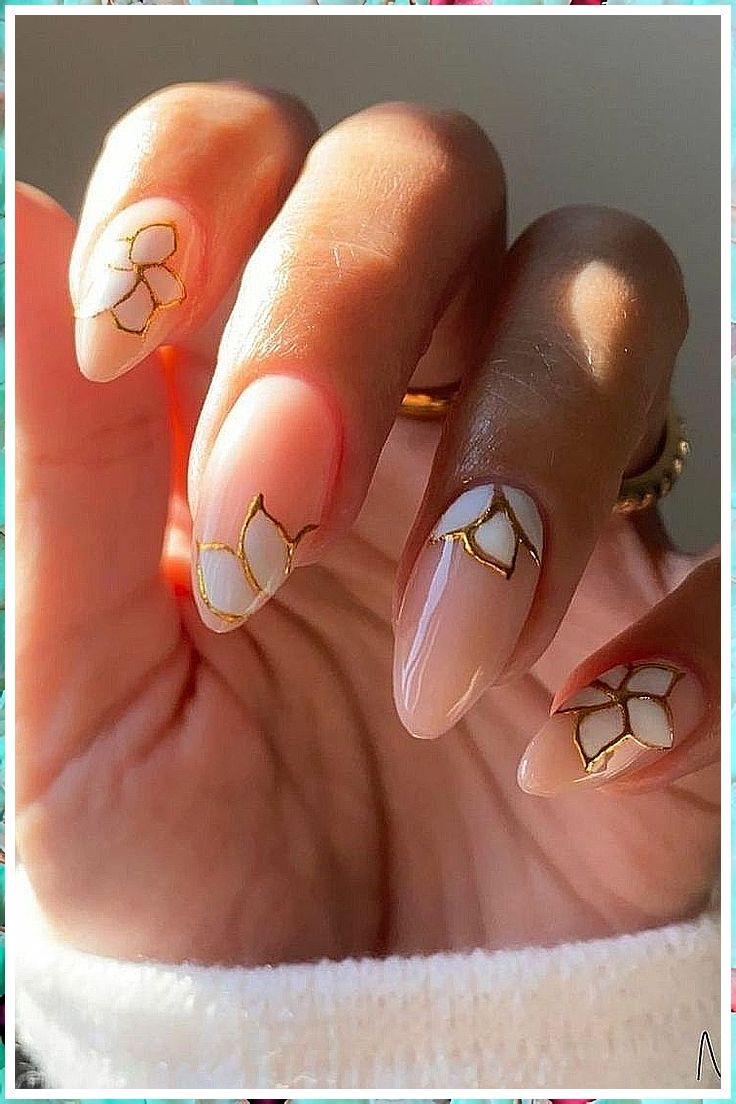 Winter nails don't have to be boring, try these manicure ideas August Nails, Golden Nails, Graduation Nails, Her Nails, Glass Nails, Nagel Inspo, Classy Nails, Floral Nails, Minimalist Nails