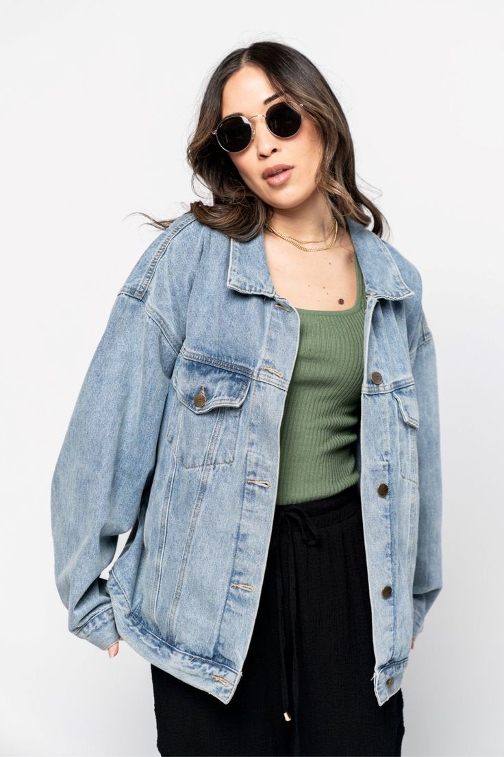 Light Jean Jacket Outfit, Oversized Denim Jacket Outfit Women, Oversized Jean Jacket Outfits, Light Denim Jacket Outfit, Outfits With Jean Jacket, Oversized Jean Jacket Outfit, Jean Jacket Outfits Fall, Denim Jacket Outfit Women, Oversized Denim Jacket Outfit