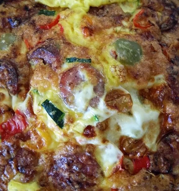 a pizza with sausage, peppers and cheese on it