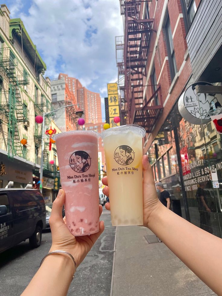 Fresh fruit boba in chinatown New york city Bubble Tea Aesthetic, Aesthetic Boba, Boba Aesthetic, China Aesthetic, Taiwan Tea, Boba Shop, Nyc Eats, Tea Places, Bubble Tea Shop