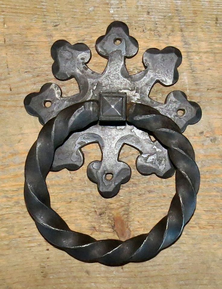 a metal object on a wooden surface with some sort of design in the middle,