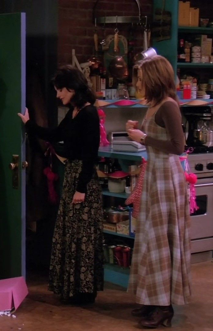 90s Long Skirt Outfits, 90s Long Skirt, Estilo Rachel Green, Phoebe Buffay Outfits, Friends Monica, Monica Gellar, Friends Fits, Rachel Green Outfits, 90’s Outfits