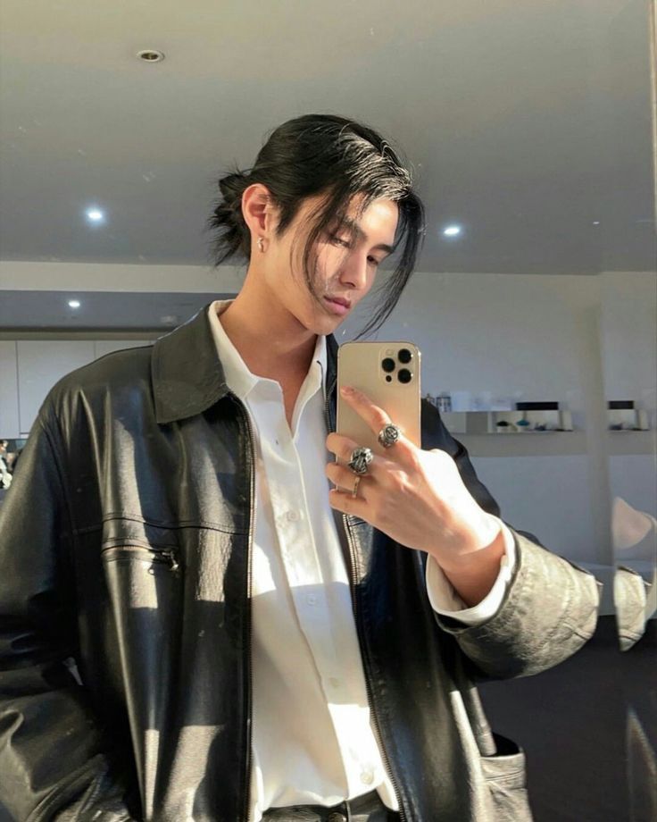 Yin Nezha, Asian Long Hair, Model Man, Men's Long Hairstyles, Men Haircut Styles, Boys Long Hairstyles, Man Bun, Man Fashion, Long Black Hair