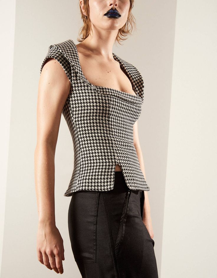 Made in the UK.This top is created by independent London-based fashion label Lula Laora. This garment was designed as part of our AW21 collection 'Simple Pleasures'; the concept of this collection is to allow the wearer to embrace and share their natural desires. The collection mixes masculine and feminine silhouettes and cuts.Mademoiselle top in hounds tooth. Fitted top with plunging square neckline and wide reverse Peter Pan collar. Features capped sleeves, waist darts and hem slits for a subt Modern Fitted Cropped Blouse, Fitted Padded Blouse Crop Top Casual, Fitted Padded Blouse Crop Top, Casual Style, Fitted Casual Crop Top With Padded Blouse, Structured Fitted Tops For Fall, Fitted Structured Tops For Fall, Chic Fitted Cropped Tops, Modern Cropped Tops For Fall, Trendy Fitted Crop Top For Workwear