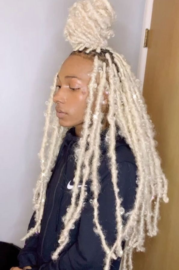 White Butterfly Locs, Butterfly Locs Blonde, Butterfly Dreadlocks, Aquarius Hair, Long Butterfly Locs, High Maintenance Aesthetic, Maintenance Aesthetic, Locs Blonde, Ebony Hair