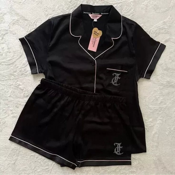 Juicy Couture Black Pajama Set Size Xl 97% Polyester, 3% Spandex Hand Wash Cold Black Lounging Sets For Summer, Black Summer Pajama Party Sets, Black Fitted Tops For Lounging, Fitted Black Top For Lounging, Black Fitted Top For Lounging, Black Fitted Sleep Sets, Black Stretch Summer Sleepwear, Casual Black Sets For Night, Black Short Sleeve Sleepwear For Pajama Party