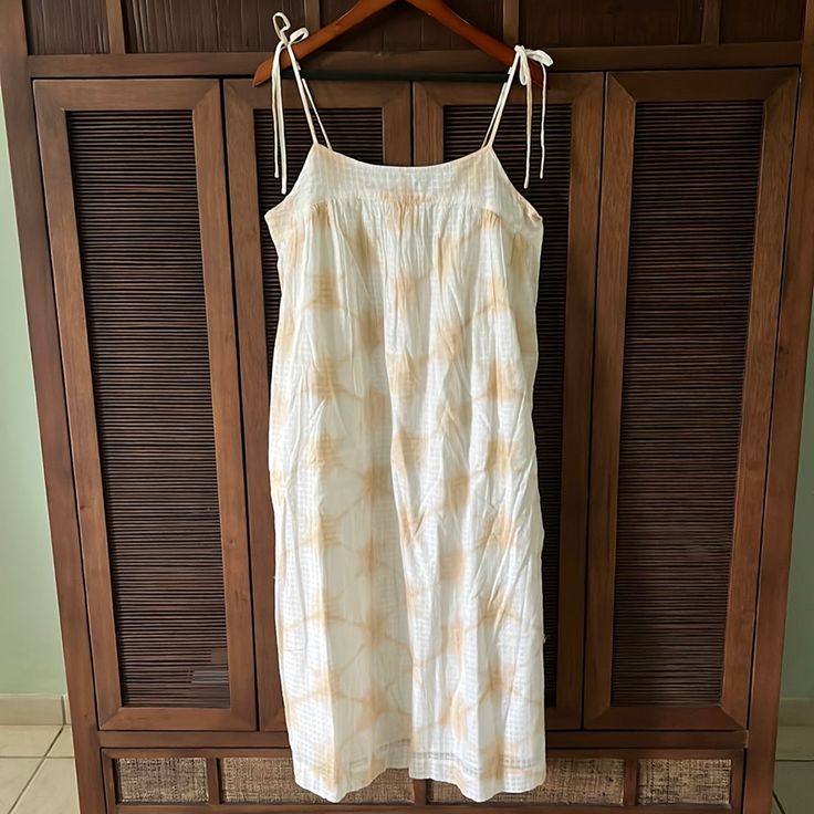 Hidden Pockets. Fully Lined. Around 19” Pit To Pit. 44�” Long. 100% Cotton. Gap Summer Midi Dress For Day Out, Casual Off White Midi Dress For Vacation, Gap Sleeveless Midi Dress For Vacation, Gap Midi Dress For Summer Daywear, Gap Summer Midi Dress For Daywear, Sleeveless Gap Midi Dress For Vacation, Off White Sundress Midi Dress For Vacation, Gap Midi Length Maxi Dress For Spring, Sleeveless Midi Dress By Gap For Vacation