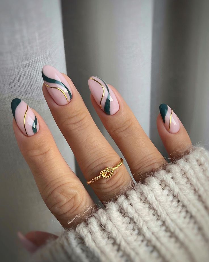 Nails Inspiration Emerald Green, Classy Nails With Green, Classy Emerald Green Nails, Dark Green Nail Designs Short, Dark Emerald Green Nails Design, Emerald Green Nails And Gold, Gel Nails Green And Gold, Dark Emerald Green Nails With Gold, Emerald Green Nail Ideas Short