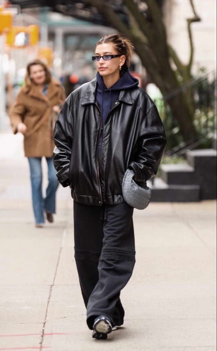 Black Handbag Outfit, Hailey Outfits, Euro Aesthetic, Edgy Grunge Outfits, Hailey Bieber Street Style, Hailey Bieber Outfits, How To Have Style, Hailey Bieber Style, Leather Jacket Outfits