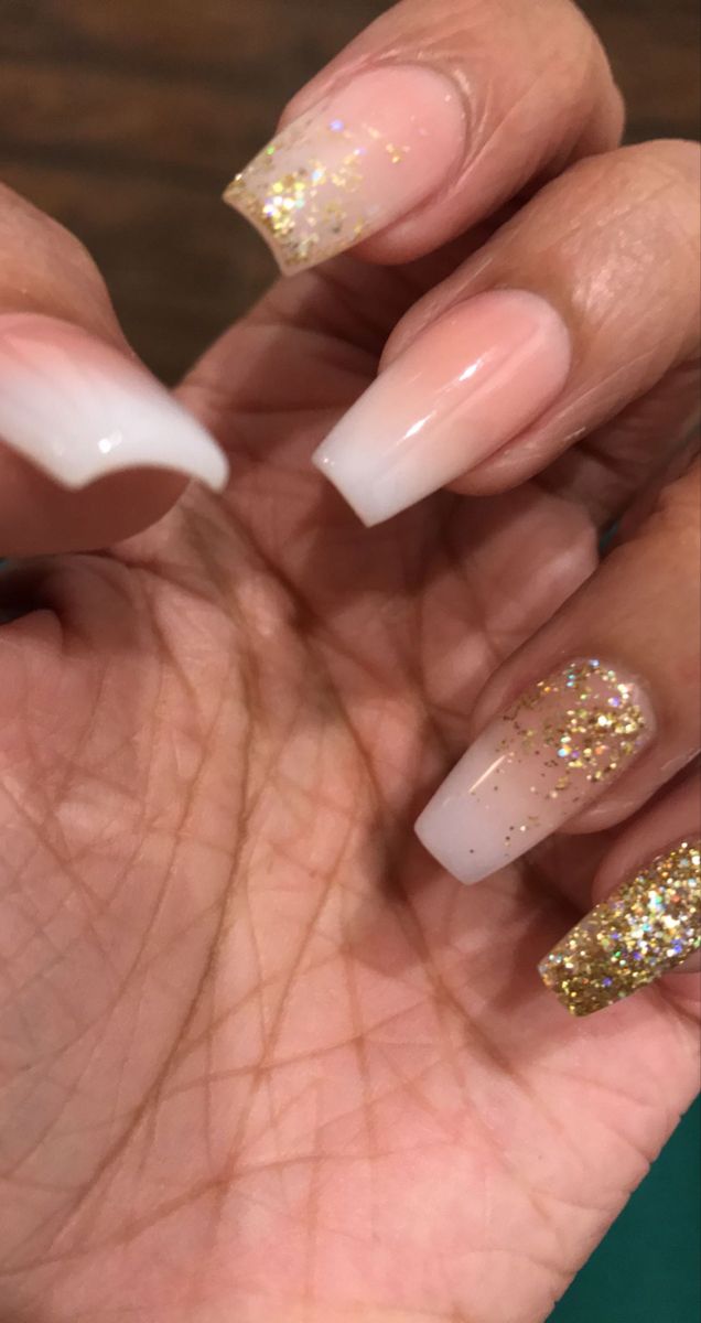 Nails French With Gold, Quince Dama Nail Ideas, Ombre Nails With Gold Glitter, Ombre Nails With Gold, French Ombre Nails With Gold, Ombre Nails Gold, Nail Inspo Gold Glitter, Gold Prom Dress Nails, Ombré Nails With Gold