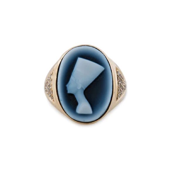 As Seen On Bella Hadid, Gorgeous 14k Yellow Gold With Diamonds On Sides. Nefertiti Is Carved Agate, It’s A Super Dark Blue Color. Seems To Be About A 5.25-5.5 Size Wise. No Longer Sold. Retail Was $3125. Jacquie Aiche Is A Fine Jewelry Designer Similar To Logan Hollowell. Jacquie Aiche Jewelry, Cameo Rings, Logan Hollowell, Carved Agate, Carved Jewelry, Jacquie Aiche, Carved Ring, Super Dark, Cameo Jewelry