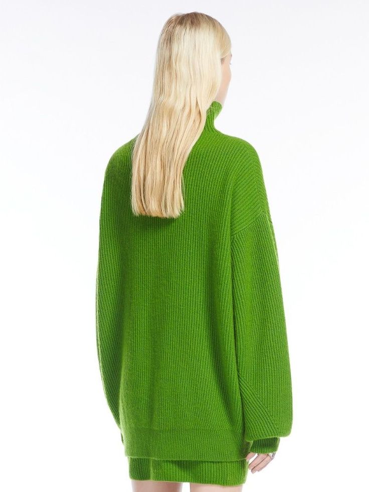 Looking for something that feels like a warm hug but looks effortlessly chic? This Italian-made green top blends wool and cashmere to keep you cozy and stylish on those chilly days. It's perfect for when you want to stay warm without sacrificing your style. Season: FW24 Color: GREEN Size: STANDARD Department: WOMEN Section: CLOTHING Family: T-SHIRTS & TOPS Composition: 80% Wool, 20% Cashmere Made in: ITALY Women Tops Design, Cardigan Green, Cashmere Yarn, High Neck Sweater, Knit Pattern, Sweaters Knitwear, Emilio Pucci, Soft Wool, 2024 Collection