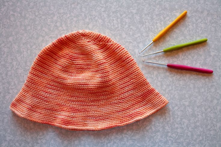 Spring/summer hat for women with shaded orange cotton yarn handmade crochet. On warm summer evenings or sunny spring afternoons this cap will give you an extra touch to your clothing. Size M-L not very elastic (56-59 cm), suitable for women. I also make it to measure to your liking. Orange Crochet Hat, Crochet Orange, Orange Crochet, Fisherman's Hat, Summer Hats For Women, Crochet Bucket Hat, Cotton Hat, Halloween Outfit, Summer Hat