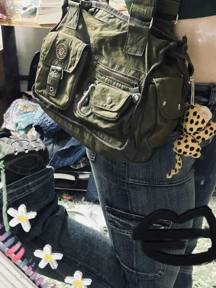 Messenger Bag Outfit Aesthetic, Side Bags For School, Bag With Outfit, Messenger Bag Outfit, Grunge Bags, Messenger Bag Aesthetic, Y2k Messenger Bag, Grunge Bag, Y2k Bags