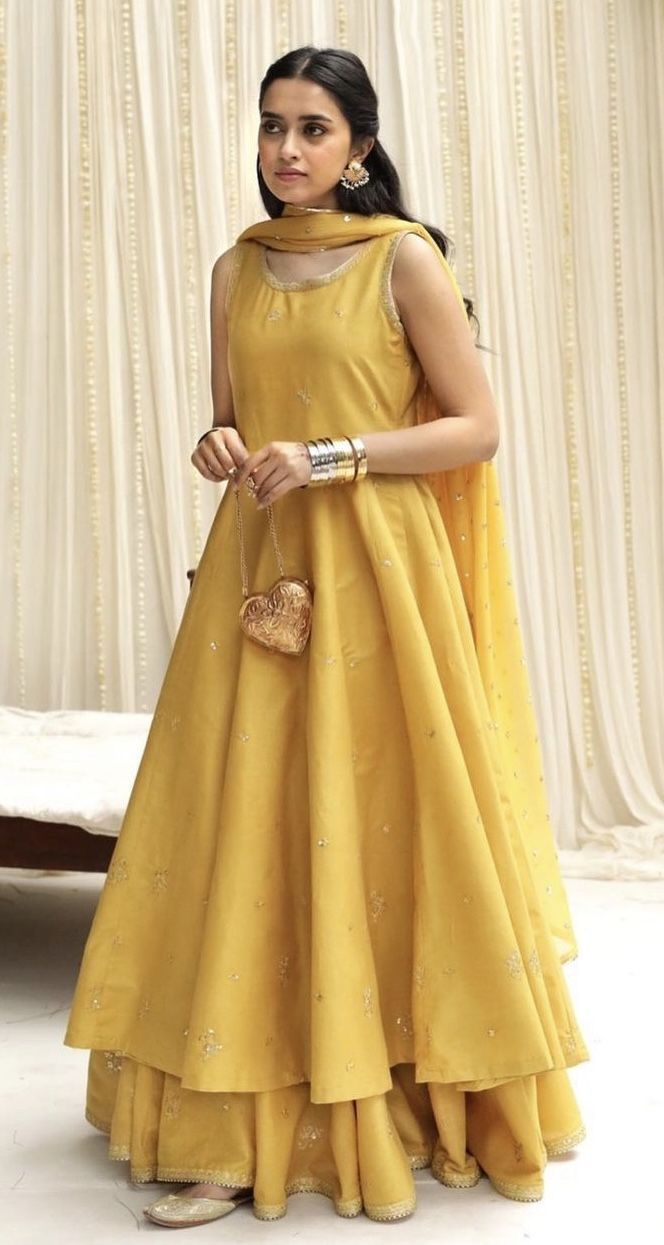 Farewell Dresses, Haldi Outfits, Trendy Outfits Indian, Anarkali Dress Pattern, Traditional Indian Dress, Desi Wear, Lawn Suit, Long Kurti Designs, Chique Outfits