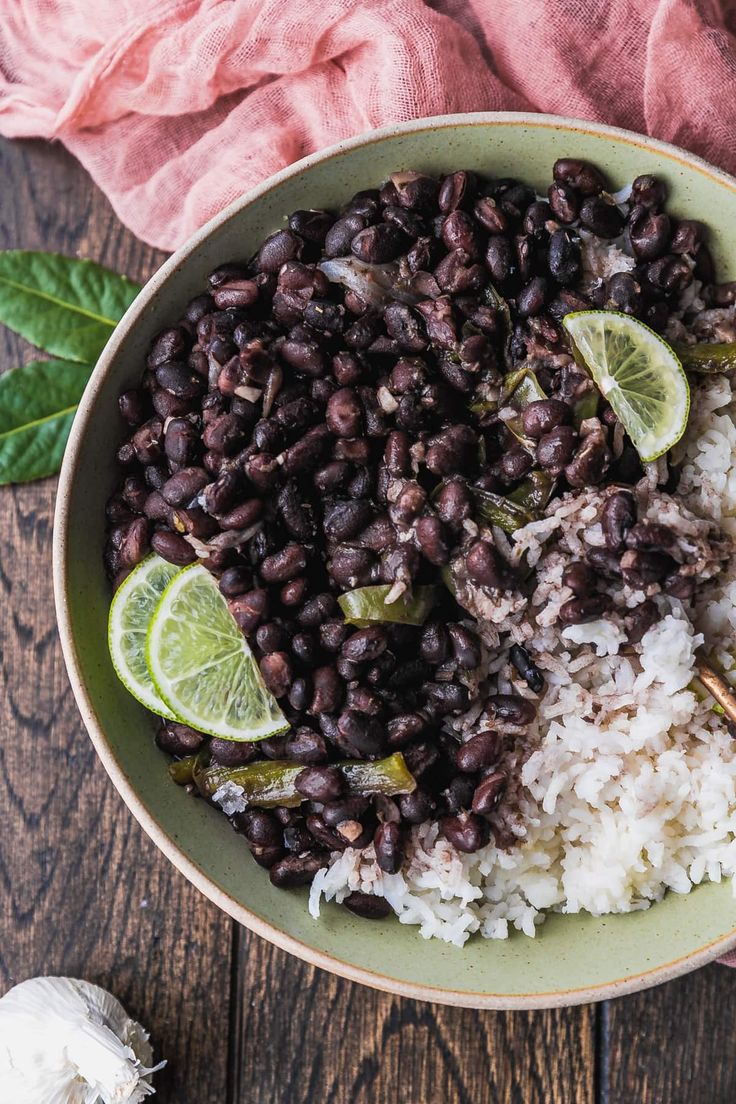 Frijoles Negros Recipe (Authentic Cuban Black Bean Recipe) Black Bean Recipe, Dry Beans Recipe, Cilantro Lime Rice Recipe, Lime Rice Recipes, Cuban Black Beans, Cilantro Recipes, Vegetarian Mains, Cuban Dishes, Dried Black Beans