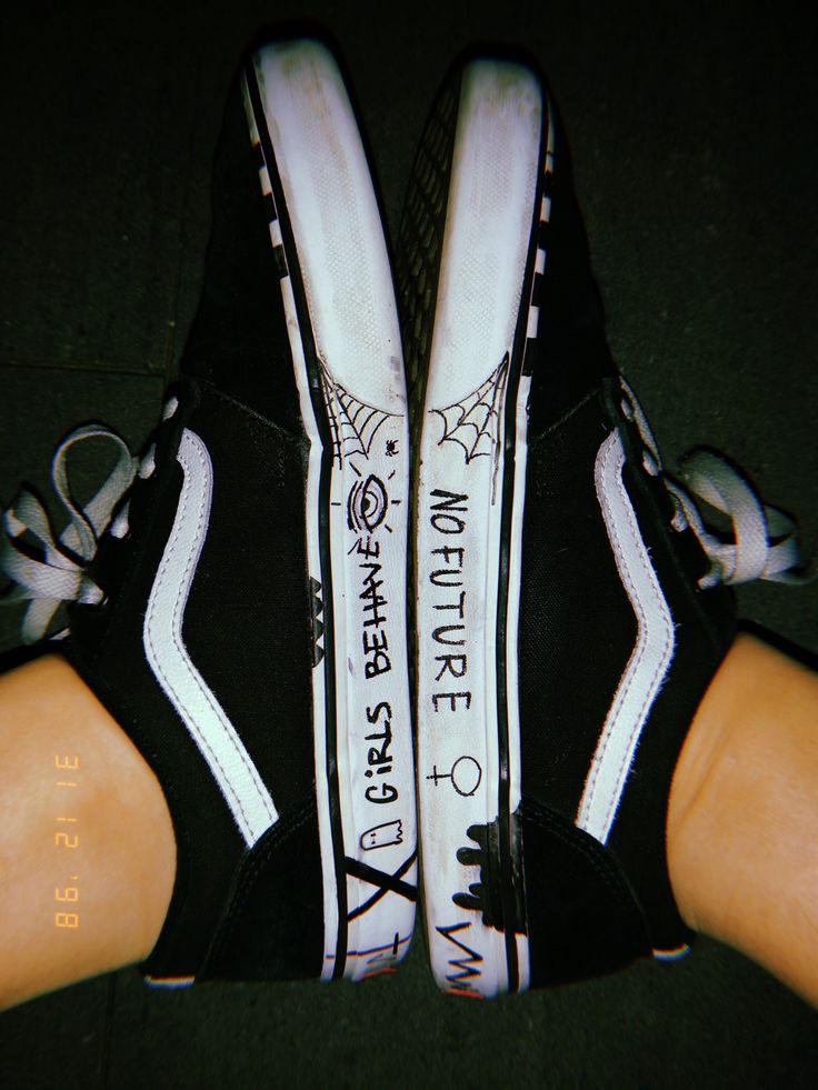 Aesthetic Vans, Estilo Vans, Sharpie Shoes, Aesthetic Converse, Vans Slides, Vans Aesthetic, Grunge Shoes, Foto Top, Punk Pins