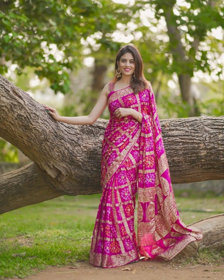 Bandhani Saree Look, Rajasthani Saree, Function Dresses, Cotton Blouse Design, Simple Saree Designs, Fancy Sarees Party Wear, Indian Saree Blouses Designs, Silk Saree Blouse Designs, Elegant Blouse Designs