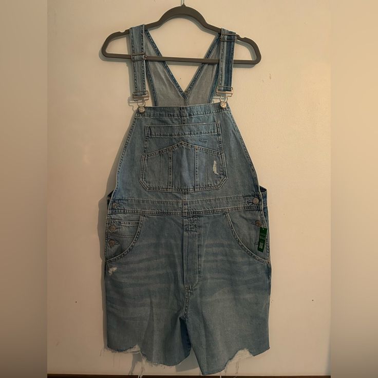 Gap Distressed Denim Shortalls- Size Medium These Shortalls Are The Perfect Medium Wash With Such Cute Subtle Distressed Detailing And A Raw Hem. Unfortunately, These Were Just A Bit Too Large On Me. Brand New With Tags! My Loss Is Your Gain! Measurements (All Shown In Photos, Approximate, And Taken Flat): Waist: 18” Hips: 22” Leg Opening: 11” Inseam: 5” Length From Top Of Torso To Bottom Hem: 27.5” (This Does Not Include The Straps, Which Are Adjustable) Spring Cleaning! Lots Of Items Size S/M Cutoff Shortalls With Pockets For Spring, Casual Cutoff Shortalls With Pockets, Light Wash Denim Jumpsuit With Frayed Hem, Spring Cutoff Shortalls With Pockets, Casual Distressed Shortalls For Spring, Summer Cutoff Overalls With Pockets, Casual Cutoff Overalls For Summer, Casual Ripped Overalls For Spring, Casual Summer Cutoff Overalls