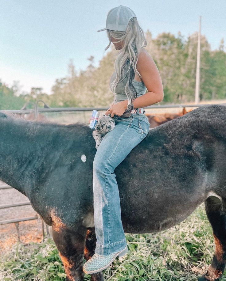 Farm Work Outfit, Leah Fish Outfits, Fish Outfit, Work Outfit Summer, Cowboy Boots Women Outfits, Leah Fish, Country Woman, Western Photoshoot, Farm Work