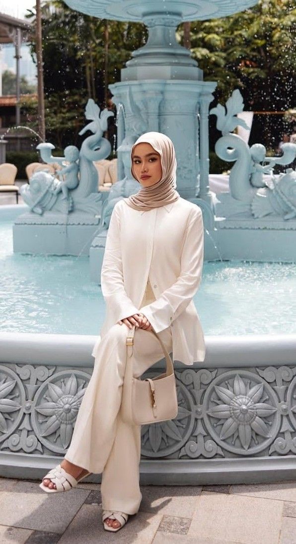 Classy Muslim Outfits, Old Money Home Outfits, Formal Hijab Outfit Classy, Old Money Hijab Outfit, Beige Hijab, Ivory Outfit, Muslimah Fashion Casual, Modest Outfits Muslim, Outfits Muslim