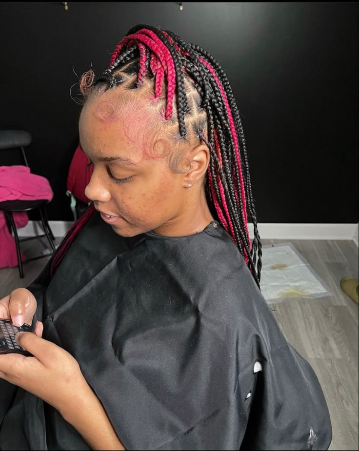 Red Peek A Boo Knotless Braids, Pink And Black Small Knotless Braids, Small Knotless With Color, Color Knotless Braids For Black Women, Small Knotless Box Braids With Color, Knotless With Color, Colored Knotless Braids For Black Women, Small Knotless Box Braids, Small Box Braids Hairstyles