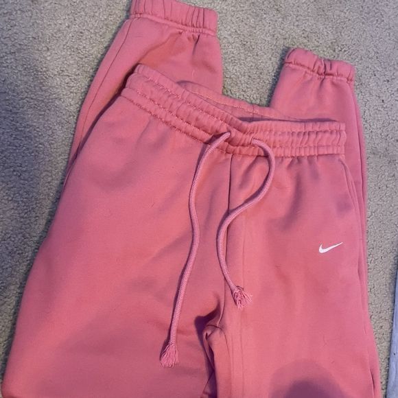 Pink Nike Clothes, Nike Pink Sweatpants, Nike Sweatpants Pink, Pink Nike Outfits For Women, Pink Nike Sweatpants, Pink Sweats Outfit, Pink Sweatpants Outfit, Nike Sweatpants Outfit, Nike Rosa