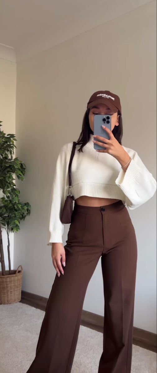 Short Sweater Outfit, Outfits For Casual, Brown Pants Outfit, Brown Outfits, Short Sweater, College Outfit, Casual College Outfits, Sweater Brown, Casual Day Outfits