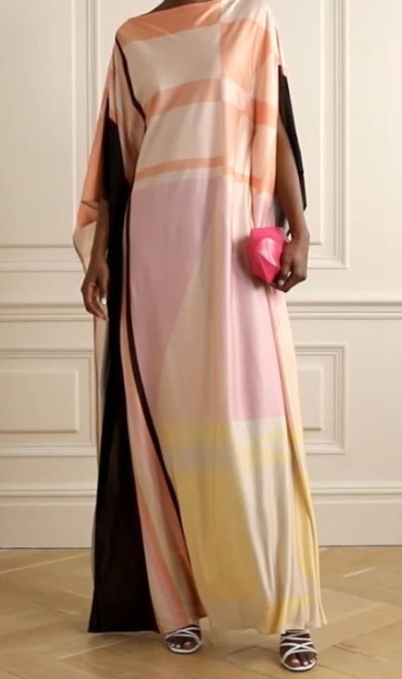 COMFORT: Lovely versatile crepe silk kaftan with multiple uses. Loose free flowing Satin Silk for maximum comfort and elegance. This kaftan compliments all body types with its bold loose design. ONE SIZE. MULTI USE: Chic kaftan dress is made of lightweight free flowing crepe silk which effortlessly drapes and adds elegance to any occasion. The sides are closed and makes ideal for use on the beach, by the pool, BBQ, home, lounge wear, day dress or jazz it up with accessories for the evening. Smar Arabic Kaftan, Silk Kaftan Dress, Kaftan Pattern, Dress Islamic, Womens Beach Dresses, Women Casual Dress, Printed Kaftan, Islamic Dress, Kimono Pattern