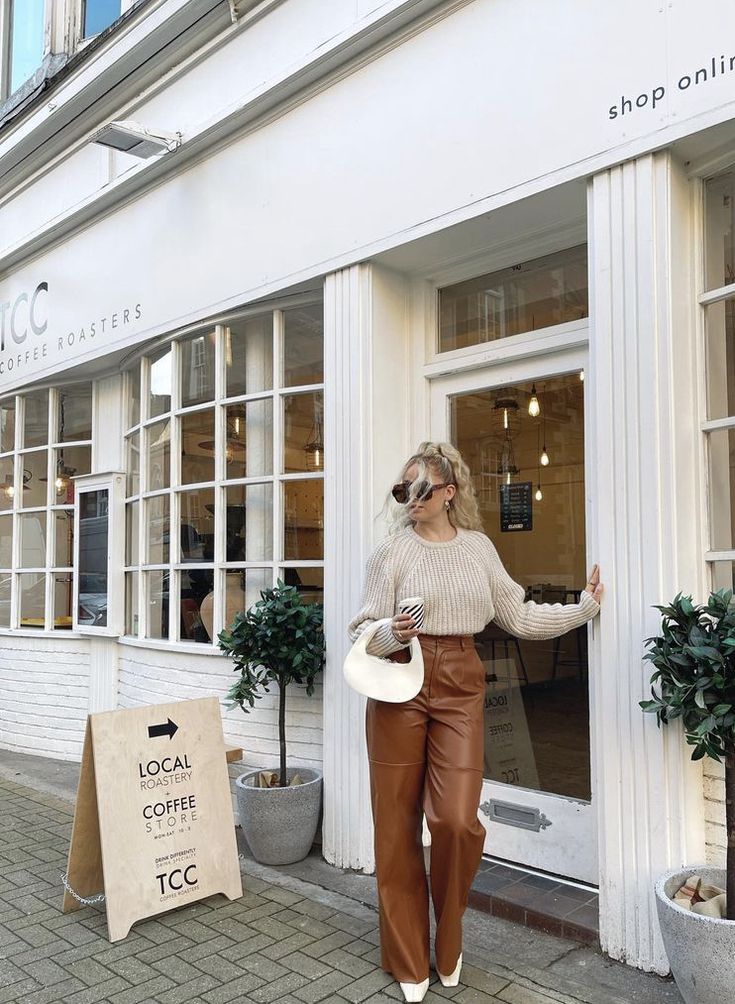 White Pants Outfit Winter, Minimal Fall Outfit, Brown Leather Pants Outfit, Leather Pants Outfit Night, How To Style Leather Pants, White Leather Pants, Business Casual Sweater, Fall Instagram, White Sweater Outfit