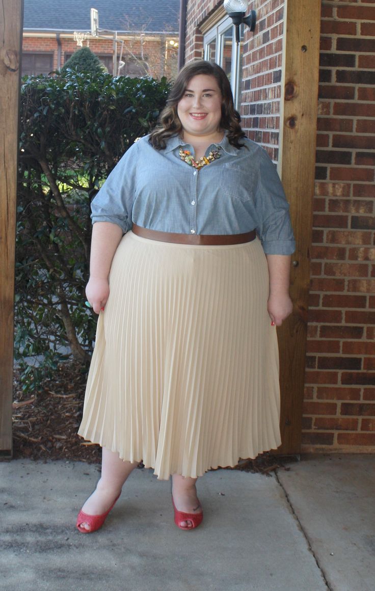 Five Take: Neutrals Khaki Skirt Outfits, Big Size Dress, Tee Shirt Fashion, Look Plus Size, Skirt Trends, Dresses Xxl, Big Girl Fashion, Fashion 2018, Plus Size Dress