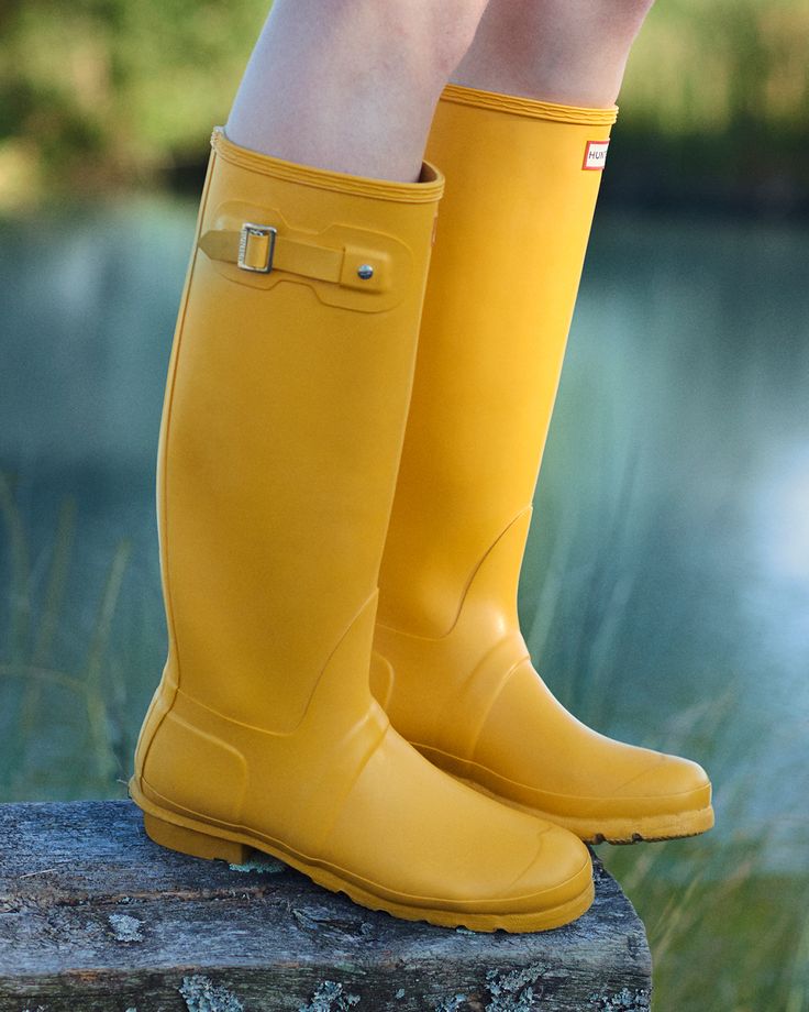 Rain Boots Aesthetic, Womens Rain Boots Hunter Boots, Rain Boots Women Hunter, Hunter Rubber Boots, Yellow Rain Boots Aesthetic, Rain Boots Hunter, Tall Rain Boots, Yellow Rain Boots, Cute Rain Boots