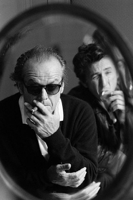 Jack Nicholson, Sean Penn. Taken by Annie Leibovitz. What a pair. Sean Penn, I Love Cinema, Annie Leibovitz, Jack Nicholson, Sarcasm Humor, 인물 사진, Famous Faces, The Mirror, White Photography