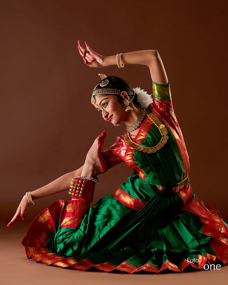 Vintage Bharatanatyam, Bharatanatyam Poses Photography, Kuchipudi Poses, Arangetram Costumes, Arangetram Photoshoot, Classical Dance Photography, Bharatanatyam Makeup, Bharat Natyam, Bharatnatyam Poses