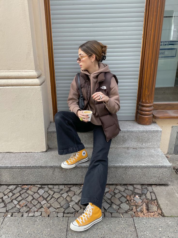 Brown Gilet Outfit, North Face Gilet Outfit, Yellow Converse Outfit, Low Top Converse Outfit, Brown Vest Outfit, Puffy Jacket Outfit, Outfit Ideas For Christmas, Gilet Outfit, Aesthetics Outfits