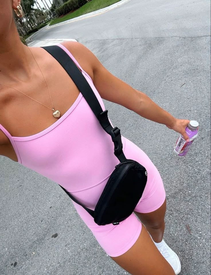 Athletic Sets Women, Spring Wellness Aesthetic, College Workout Outfit, Preppy Gym Outfits, Colorful Gym Outfit, Cute Activewear, Cute Workout Fits, Aesthetic Activewear, Pink Workout Outfit