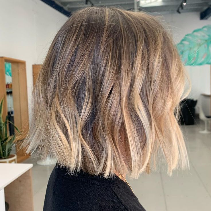 Short Balayage Bob, Waved Short Hair, Reverse Balayage Bob, Bob Haircut Blonde Balayage, Lived In Bob Hair, Balayage On Bob Haircut, Bronde Bob Hair, Low Maintenance Blonde Bob, Blond Highlights Bob