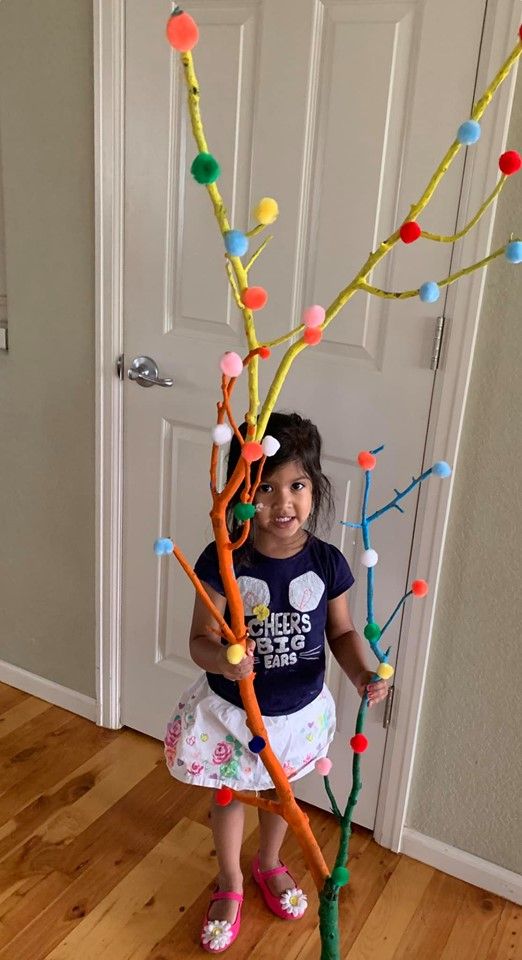 This open-ended craft encourages preschool students to work together as they each paint and decorate a specific part of a tree branch to create one big beautiful and colorful tree-limb. Branch Crafts, Tree Branch Crafts, Preschool Painting, Tree Branch Art, Preschool Supplies, Preschool Pictures, Fish Color, Tree Branch Wall Decor, Painted Branches