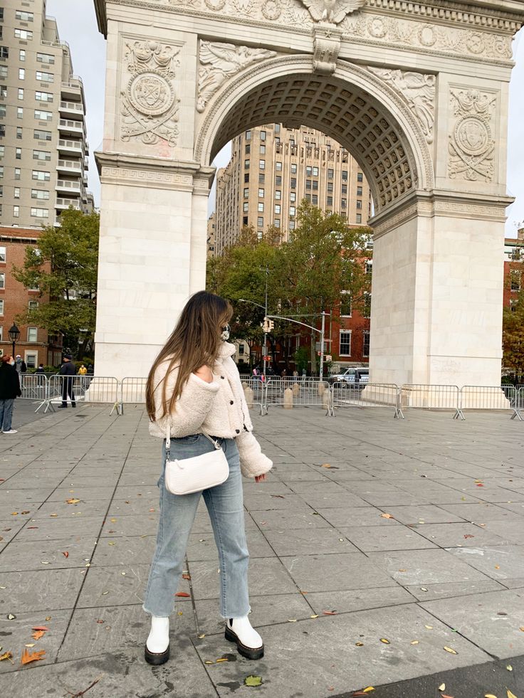 All White Doc Martens Outfit, White Platform Chelsea Docs Outfit, White Platform Dr Martens Outfit, White Dr Martens Chelsea Boots, White Chelsea Dr Martens Outfit, Dr Marten White Boots Outfit, White Doc Outfit, What To Wear With White Doc Martens, Outfits With White Dr Martens Boots