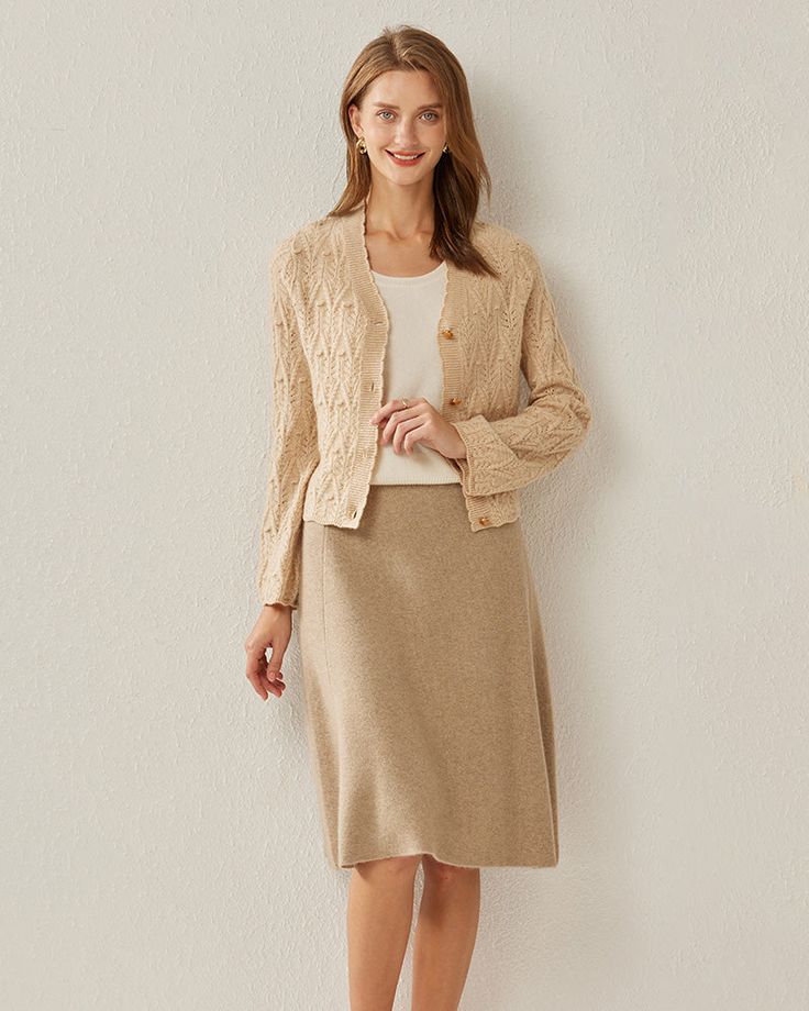 Type: Women's Sweater.Material: 100% A-Grade Mongolian Cashmere. Features:Elevate your wardrobe with our exquisite V-neck long-sleeve cashmere cardigan. Crafted from the finest, ultra-soft cashmere, this cardigan is the epitome of comfort and style. Whether you're dressing up for a special occasion or seeking an elegant layer for everyday wear, our cardigan is the perfect choice. The classic V-neck design offers a timeless look that pairs effortlessly with various outfits. Its long sleeves provi How To Wash Silk, Cozy Scarf, Timeless Wardrobe Staples, Elegant Updo, Loose Jeans, Tailored Blazer, Oversized Style, Sweater Material, V Neck Cardigan