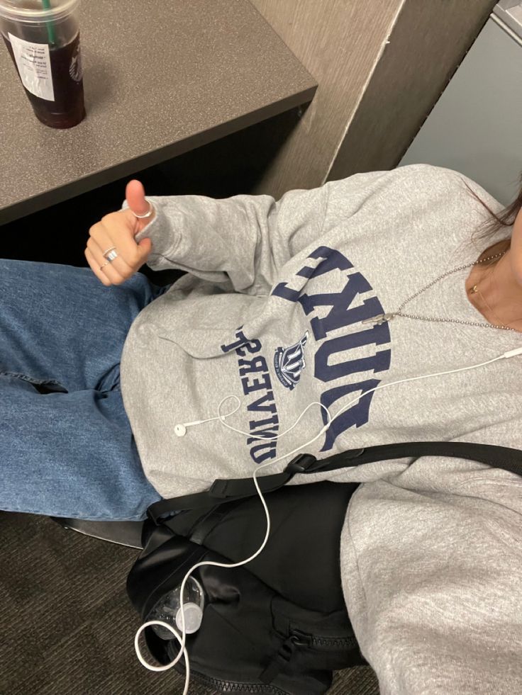 College Hoodie Outfit, Lazy College Outfit, Fall Hoodie Outfits, Hoodie Outfits, Wired Earphones, Outfits Lazy, Fall College Outfits, College Outfit, Downtown Outfits