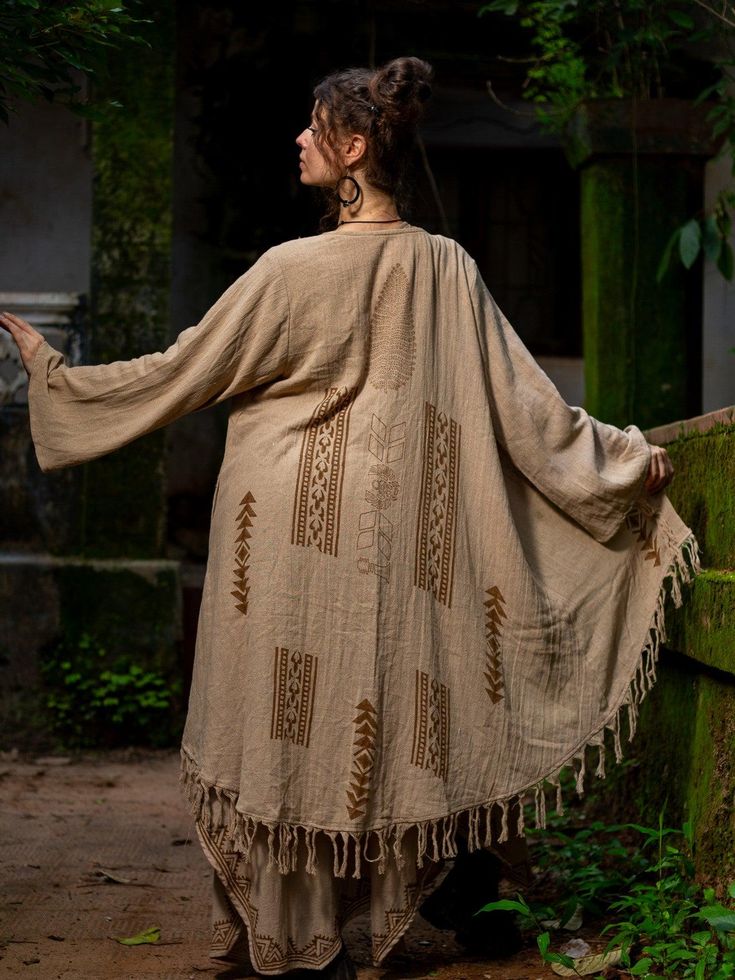 The Bhumi kimono is a stylish and versatile festival wear piece. Made from a luxurious cotton jute blend fabric, it features beautiful Rajasthani hand blockprints on the back. Its fringed hem adds a unique touch and comes in a freesize to fit all. Elevate your wardrobe with this must-have garment. Festival Kimono, Kimono Boho, Kaftan Style, Ethnic Design, Boho Kimono, Kimono Dress, Boho Stil, Festival Wear, Music Festival