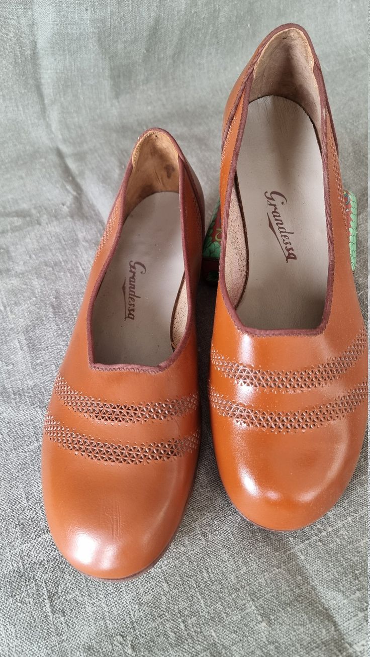 "In leather with leathersole Size 34 inside 22 cm width 7,5 cm Size 37 inside 23.9 cm width 8 cm Size 39 inside 25.6 cm width 8 cm Our shoes have never been used and are in excellent condition. Most of our pairs will be delivered in the original carton. As they have been in storage for 40+ years, they can have a bit of an \"attic\" smell. If you use your shoes this will soon be gone If you buy many pairs we will refund any shipping overages Always use a shoehorn when you put your shoes on" Medium Width Almond Toe Court Shoes For Galas, Almond Toe Court Shoes For Galas, Leather Sole Court Shoes For Galas, Leather Sole Closed Toe Court Shoes For Galas, Court Shoes With Leather Sole For Galas, Formal Leather Shoes With Ortholite Insole And Almond Toe, Gala Court Shoes With Leather Sole And Closed Toe, Medium Width Rubber Sole Court Shoes With Closed Toe, Gala Court Shoes With Leather Sole