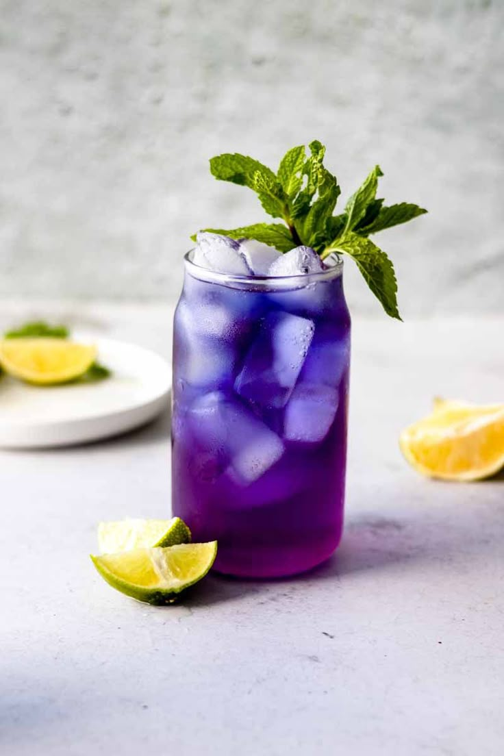 blue mocktail recipe Blue Mocktail Recipe, Iced Green Tea Recipe, Drink Menu Ideas, Alcoholic Drink Recipe, Summer Mocktail Recipes, Winter Mocktails, Summer Mocktail, Pea Flower Tea, Purple Drinks