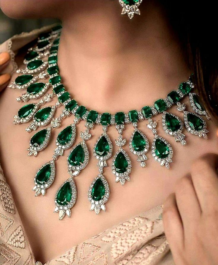 Bridal Jewelry Sets Brides, Bridal Jewellery Inspiration, Indian Bridal Jewelry Sets, Fancy Jewelry Necklace, Bridal Jewellery Design, Expensive Jewelry Luxury, Fancy Jewellery Designs, Diamond Necklace Designs, Indian Jewellery Design Earrings